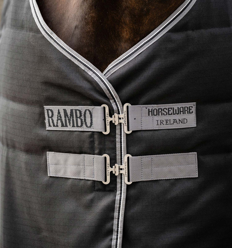 Chargez l'image dans la visionneuse de la galerie, Couverture d'écurie Rambo Stable 400 g AAB003 - Black/Thunderstorm Grey & Silver (KJJI)