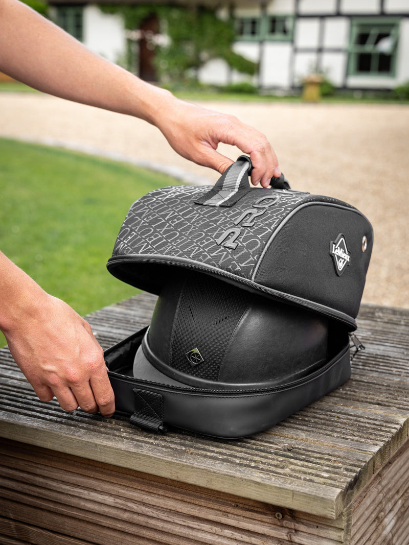 Chargez l'image dans la visionneuse de la galerie, Coffret à casque Elite Pro LeMieux noir porté
