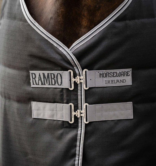 Couverture d'écurie Rambo Stable 400 g AAB003 - Black/Thunderstorm Grey & Silver (KJJI)