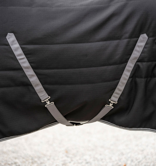 Couverture d'écurie Rambo Stable 400 g AAB003 - Black/Thunderstorm Grey & Silver (KJJI)