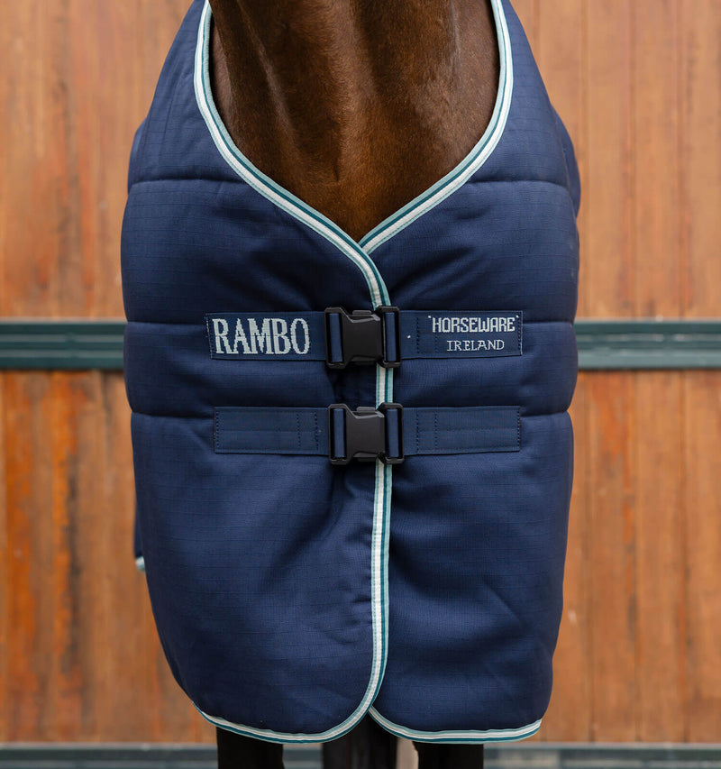 Chargez l'image dans la visionneuse de la galerie, Couverture d'écurie Rambo Stable fermeture magnétique 200 g AAB006 - Navy/Witney Dynasty (BGHD)
