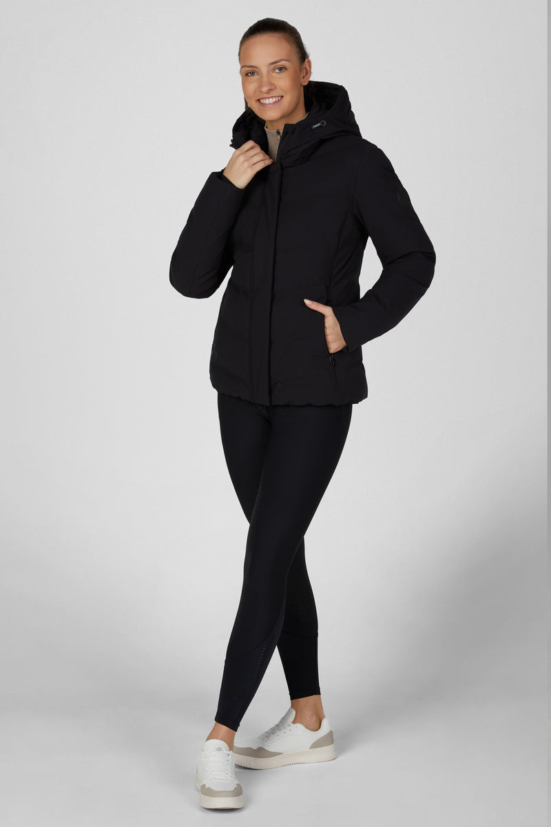 Chargez l'image dans la visionneuse de la galerie, Veste de pluie matelassée PIKEUR Waterproof Jacket 201901 noire portée
