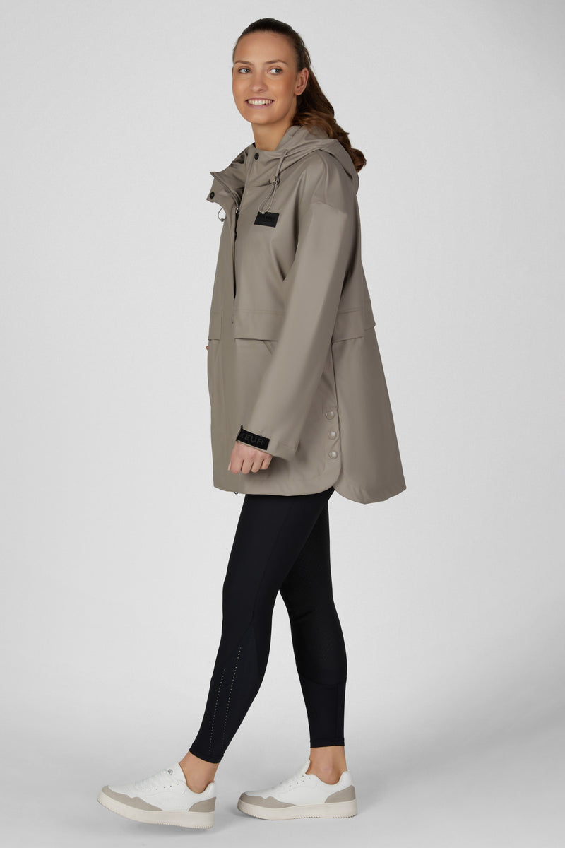 Chargez l'image dans la visionneuse de la galerie, Poncho de pluie PIKEUR Rainzip Cape crème mocha porté

